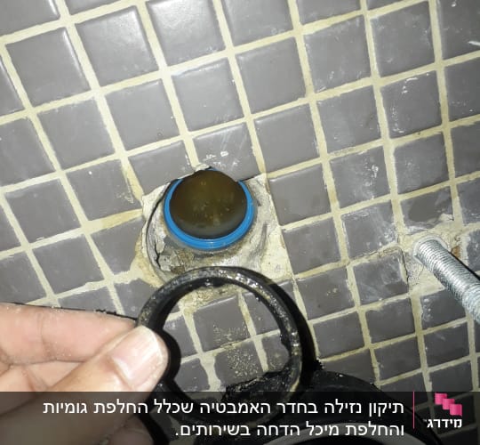 יד מחזיקה אטם גומי ליד צינור בקיר